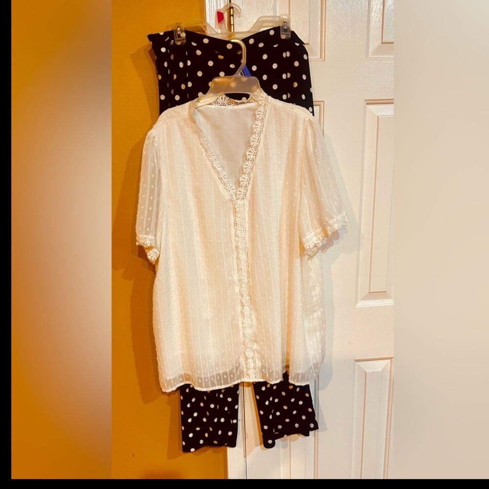 Gorgeous  Two piece with Cream Lace Trim Blouse and polkadot  pants .  Size 3X